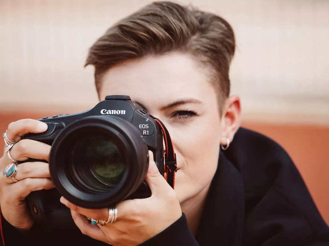 Canon EOS R1 /نماکم