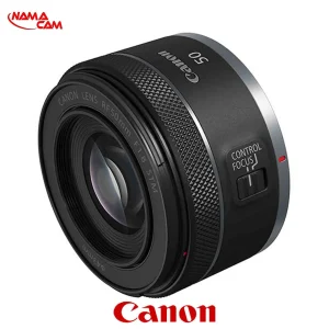نمای 3/4 لنز کانن ۵۰ میلی‌متری RF با دیافراگم f/1.8 و موتور فوکوس STM