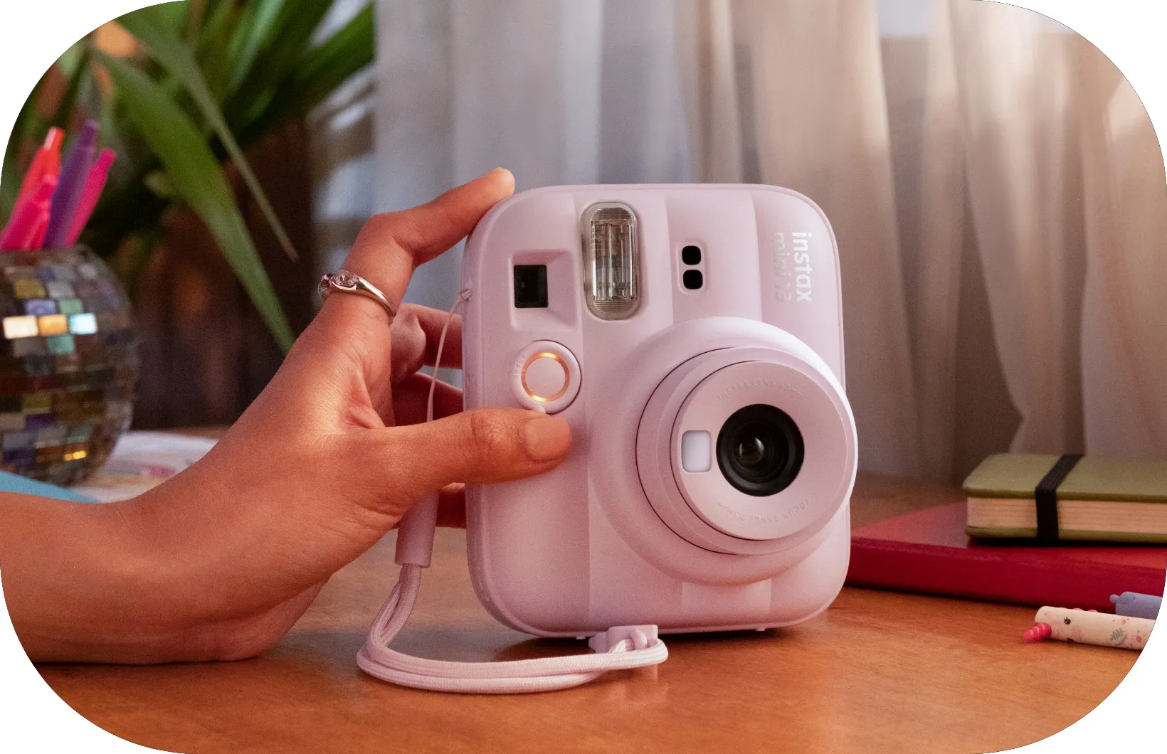سایز به نسبت جیبی دوربین چاپ سریع فوجی فیلم Instax Mini 13